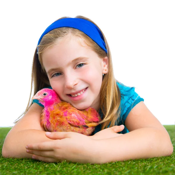 Criador galinhas criança menina fazendeiro agricultor abraço frango pinto — Fotografia de Stock