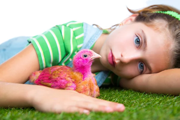 Éleveur poules enfant fille rancher fermier avec poulet poussins — Photo