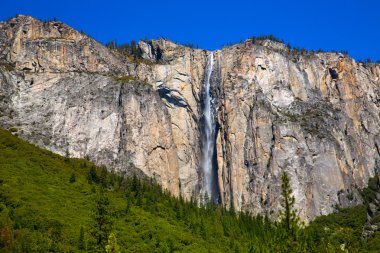 Yosemite at kuyruğu sonbahar şelale içinde california bahar