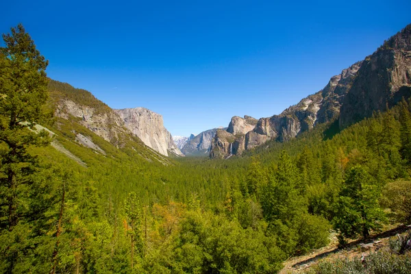 Йосеміті el capitan і купол половини у Каліфорнії — стокове фото