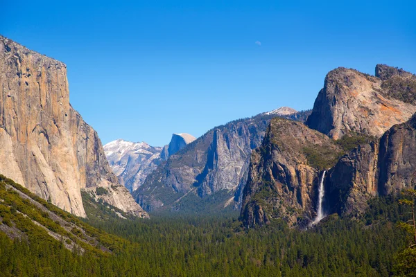 Yosemite el Capitan y Half Dome en California — Foto de Stock