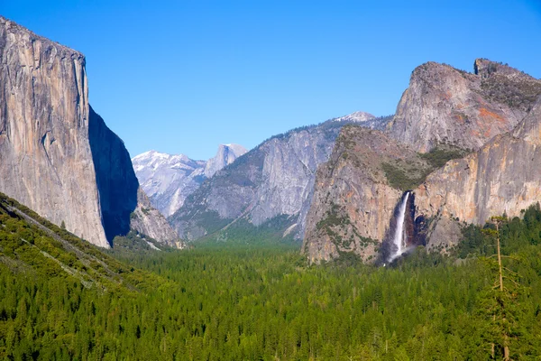 Yosemite el Capitan and Half Dome in California — Stock Photo, Image