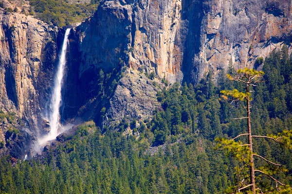 Yosemite bridalveil val waterval in nationaal park — Stockfoto