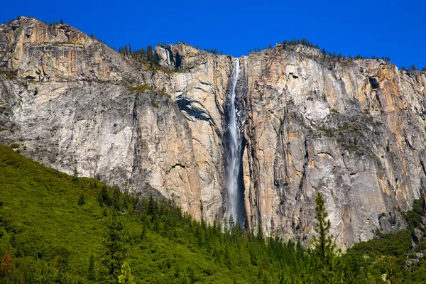 Wiosna Yosemite skrzyp upadku wodospad w Kalifornii — Zdjęcie stockowe