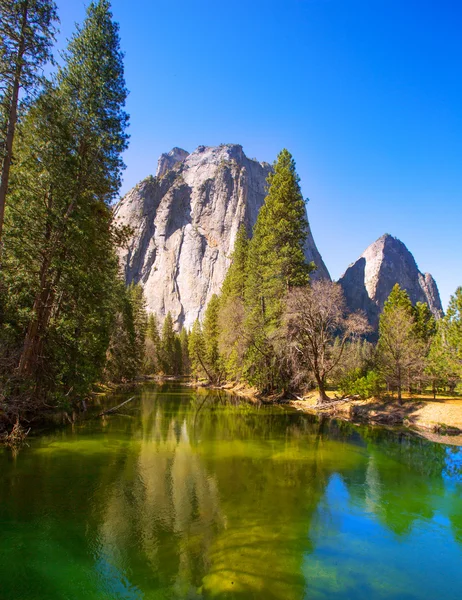 Yosemite Merced River e Half Dome na Califórnia — Fotografia de Stock