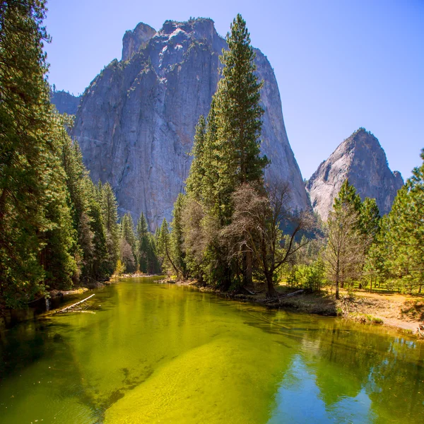 Yosemite merced river i pół kopuła w Kalifornii — Zdjęcie stockowe
