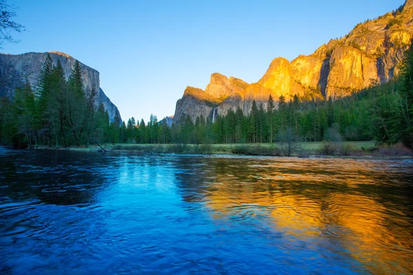 Yosemite Merced River el Capitan and Half Dome — Stock Photo, Image