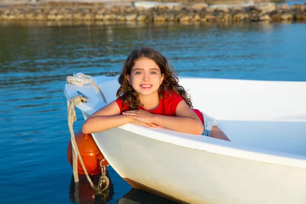 Marinheiro criança menina feliz sorrindo relaxado no arco do barco — Fotografia de Stock