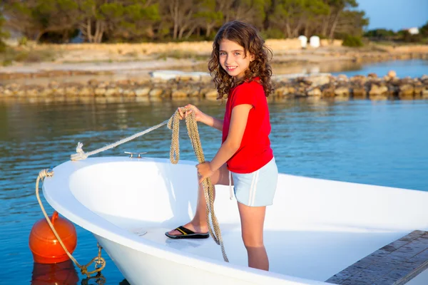 Menina criança fingindo ser marinheiro em arco de barco em Formentera — Fotografia de Stock