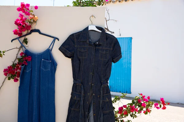 Mercadillo mediterráneo al aire libre con jeans azules —  Fotos de Stock