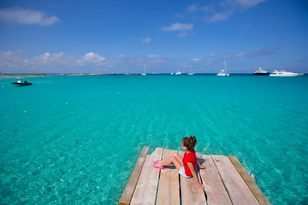 Kid girl looking at tropical Mediterranean sea from wood pier — Stock Photo, Image