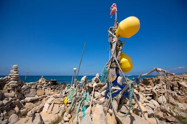 Steen cijfers over strand kust van Orense strand in formentera — Stockfoto
