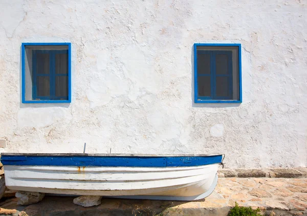 Mediterranean boat and whitewashed wall in white and blue — Stock Photo, Image