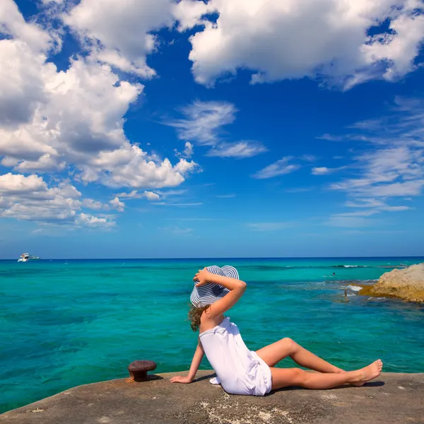 Meisje kijkend naar strand in formentera turkoois mediterrane Rechtenvrije Stockfoto's