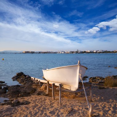 estany des peix formentera Balear Adası'nda kıyıya vurmuş tekne