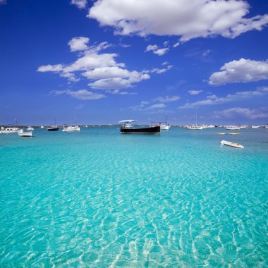 Formentera tekneler estany des peix Gölü
