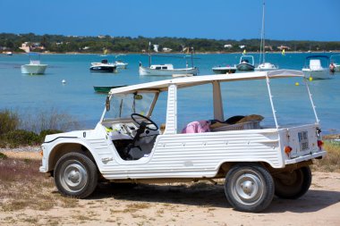 Formentera estany des peix beyaz Cabrio retro ile