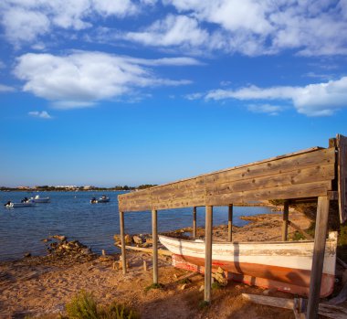 kıyıya vurmuş estany des peix formentera Balear adlı bota