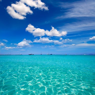 Ibiza yakınındaki Formentera illetes Illetas tropikal plaj