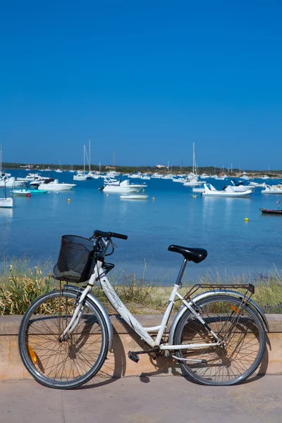 Formentera bicycle at Estany des Peix lake — Stock Photo, Image