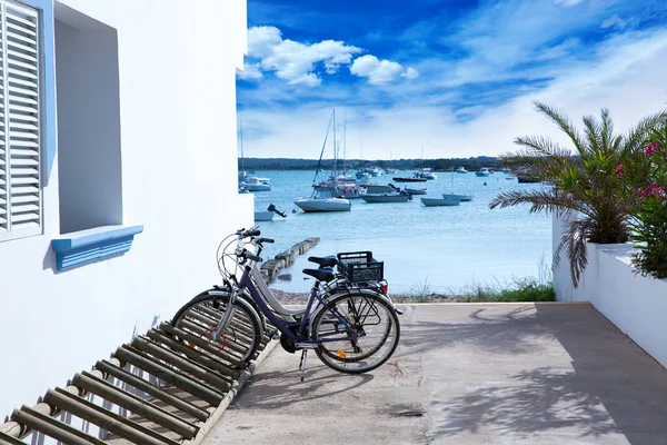 Estany des Peix en formentera con aparcamiento para bicicletas — Foto de Stock