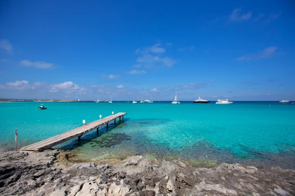 Formentera tropické Středozemního moře dřevěné molo — Stock fotografie