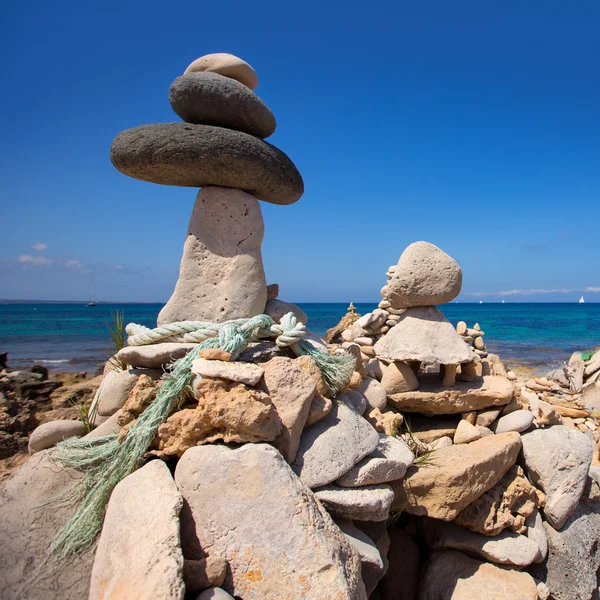 Figure di pietra sulla spiaggia spiaggia di Illetes spiaggia a Formentera — Foto Stock