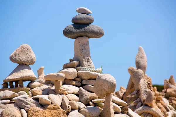 Steen cijfers over strand kust van Orense strand in formentera — Stockfoto