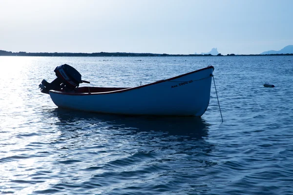 Βάρκα στο estany des peix στις Βαλεαρίδες Φορμεντέρα — Φωτογραφία Αρχείου