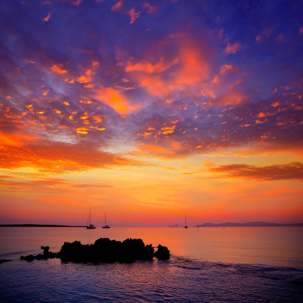 Ibiza vista al atardecer desde la isla de formentera —  Fotos de Stock