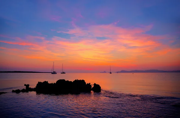 Ibiza vista al atardecer desde la isla de formentera —  Fotos de Stock