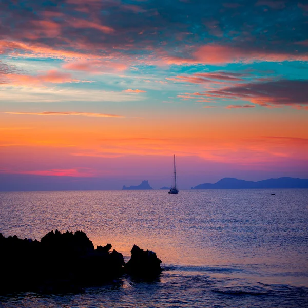 Вид на закат Ибицы с острова Форментера — стоковое фото