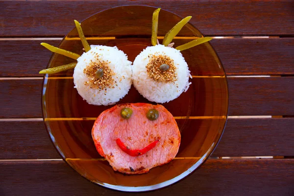 Lucu anak makanan dengan nasi dan daging tersenyum wajah — Stok Foto