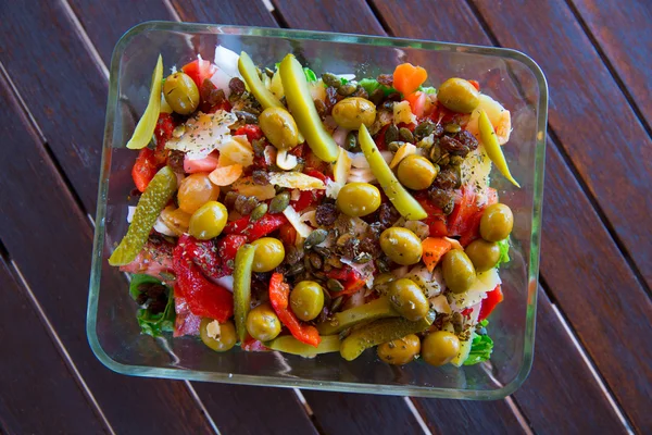Mediterrán saláta paradicsom olajbogyó uborka saláta — 스톡 사진