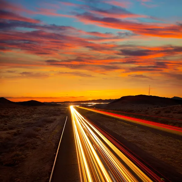 Atardecer de Arizona en la autopista 40 con rastros de luz de coches — Stock fotografie