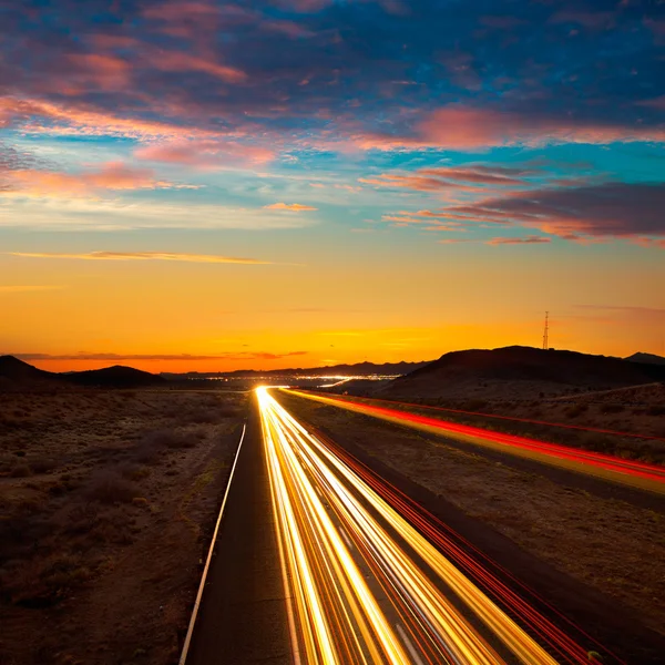 Arizona zachód słońca na autostradzie 40 z samochody lekkie ślady — Zdjęcie stockowe