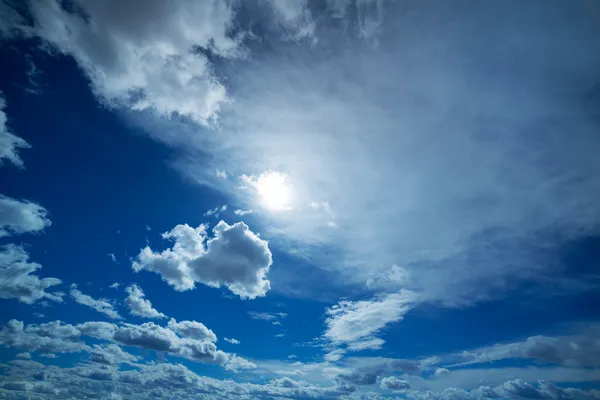 Голубые и яркие облака зимой — стоковое фото
