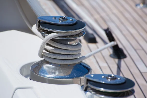 Zeilboot winche en touw detail — Stockfoto