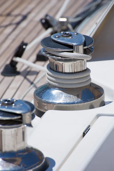 Zeilboot winche en touw detail — Stockfoto