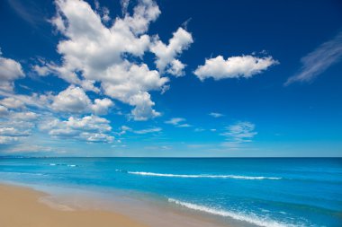 güzel bir plaj beyaz alicante kıyısında denia