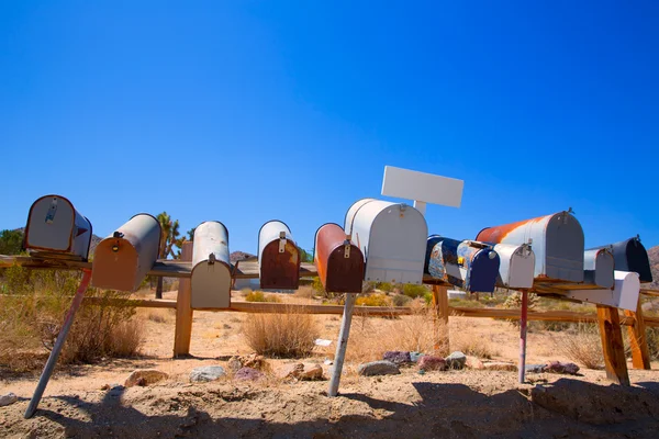 Buzones de correo grunge en fila en el desierto de California Mohave —  Fotos de Stock