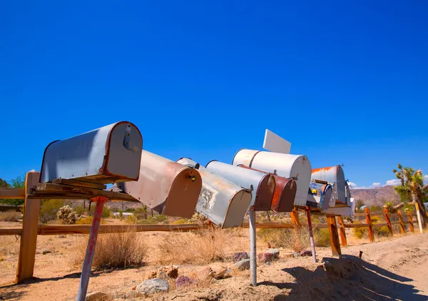 Grunge caixas de correio em uma fileira no deserto de California Mohave — Fotografia de Stock