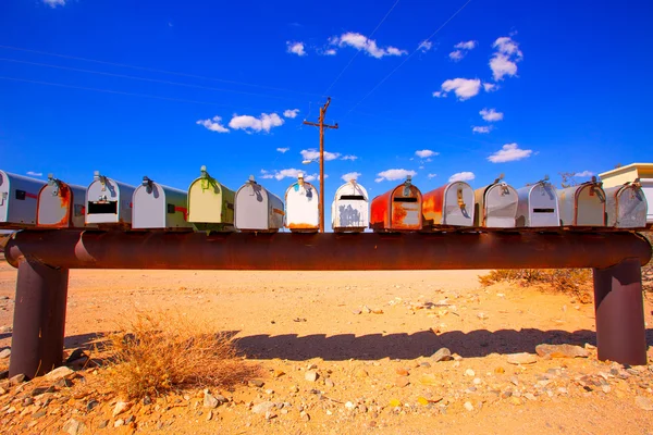 Grunge caixas de correio na Califórnia Mohave deserto EUA — Fotografia de Stock