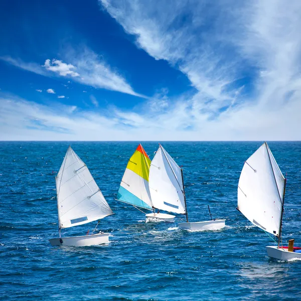 Segelboote Optimist segeln lernen im Mittelmeer bei Denia — Stockfoto