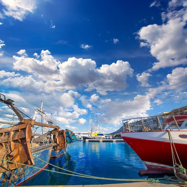 丹尼亚与蓝色夏日的天空，在西班牙阿利坎特港口 — 图库照片