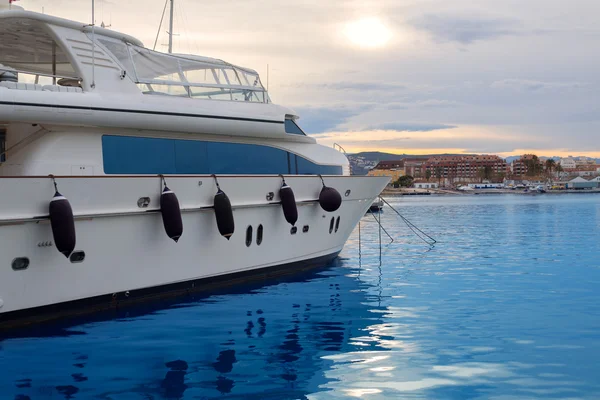 Barco atracado na marina mediterrânea em Denia Alicante — Fotografia de Stock