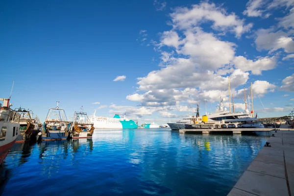 Denia Αλικάντε λιμάνι με μπλε καλοκαιρινό ουρανό στην Ισπανία — Φωτογραφία Αρχείου