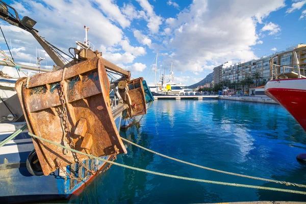 Denia Αλικάντε λιμάνι με μπλε καλοκαιρινό ουρανό στην Ισπανία — Φωτογραφία Αρχείου