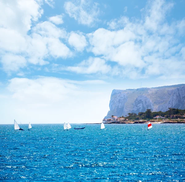 Sailboats Optimist learning to sail in Mediterranean at Denia — Stock Photo, Image