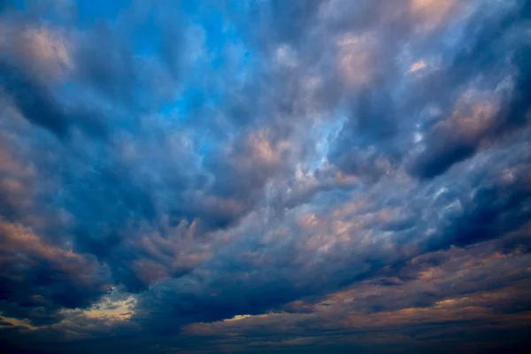 Драматическое небо с грозовыми облаками на закате — стоковое фото